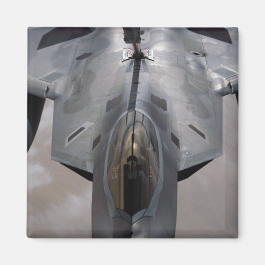 Eine US-Luftwaffe F-22 Raptor wird betankt Magnet (Vorne)