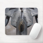 Eine US-Luftwaffe F-22 Raptor wird betankt Mousepad (Mit Mouse)