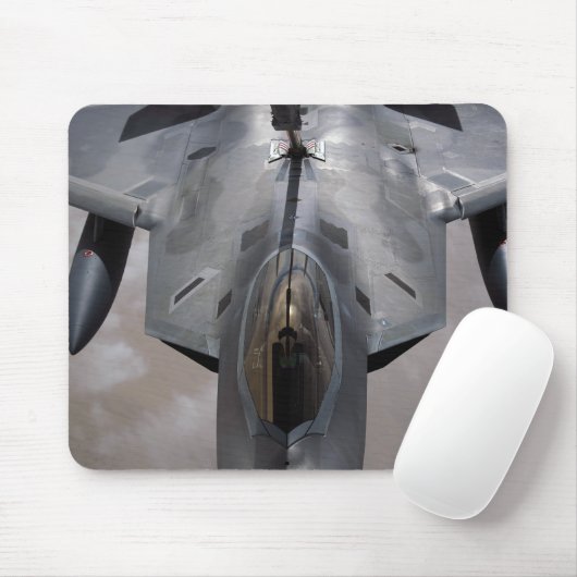 Eine US-Luftwaffe F-22 Raptor wird betankt Mousepad (Mit Mouse)