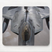 Eine US-Luftwaffe F-22 Raptor wird betankt Mousepad (Vorne)
