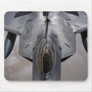Eine US-Luftwaffe F-22 Raptor wird betankt Mousepad