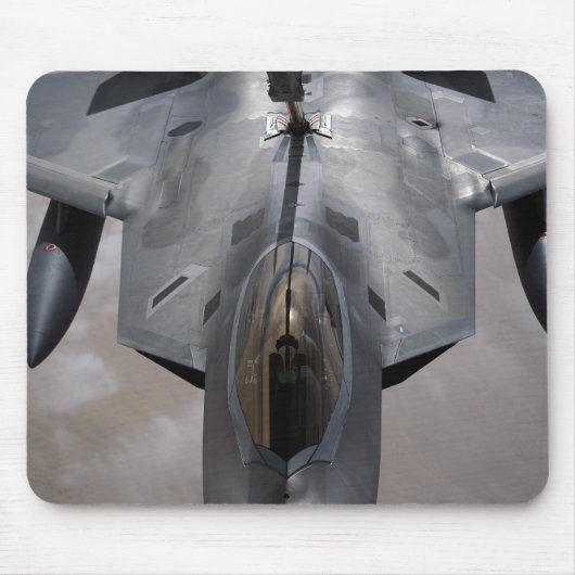 Eine US-Luftwaffe F-22 Raptor wird betankt Mousepad (Vorne)