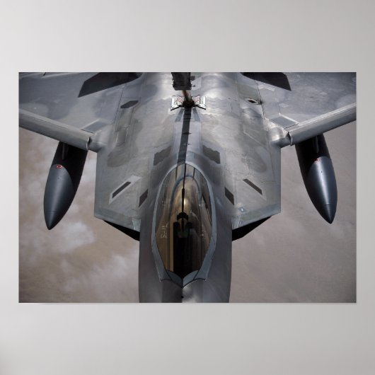 Eine US-Luftwaffe F-22 Raptor wird betankt Poster (Vorne)
