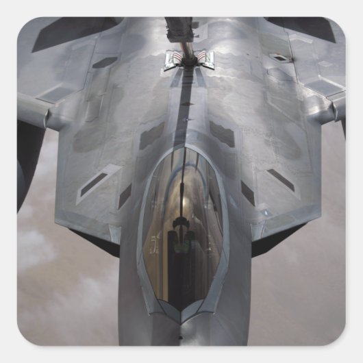 Eine US-Luftwaffe F-22 Raptor wird betankt Quadratischer Aufkleber (Vorderseite)