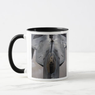 Eine US-Luftwaffe F-22 Raptor wird betankt Tasse