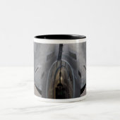 Eine US-Luftwaffe F-22 Raptor wird betankt Zweifarbige Tasse (Mittel)