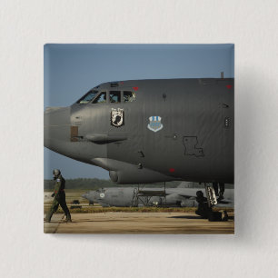 Eine US-Luftwaffeflugzeugbesatzung bereitet ein Button