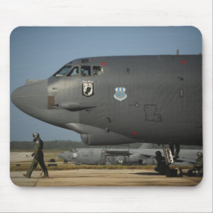 Eine US-Luftwaffeflugzeugbesatzung bereitet ein Mousepad