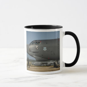 Eine US-Luftwaffeflugzeugbesatzung bereitet ein Tasse