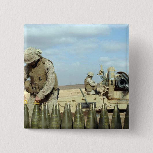 Eine US-Marine bereitet hewitternde Runden auf Feu Button (Vorderseite)