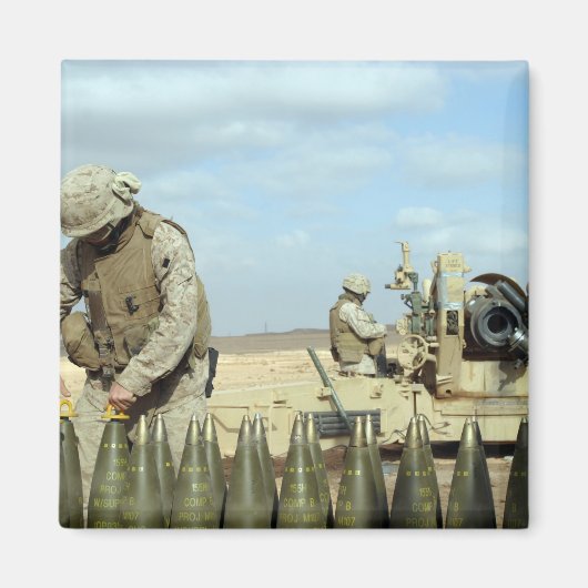 Eine US-Marine bereitet hewitternde Runden auf Feu Magnet (Vorne)