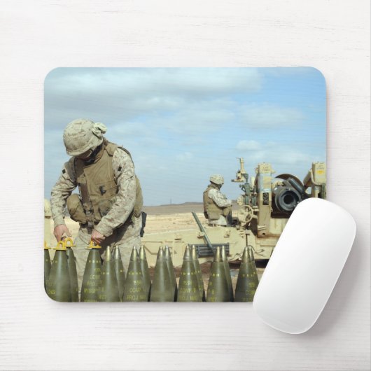 Eine US-Marine bereitet hewitternde Runden auf Feu Mousepad (Mit Mouse)