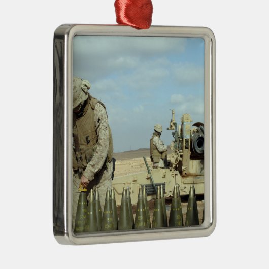 Eine US-Marine bereitet hewitternde Runden auf Feu Silbernes Ornament (Rechts)