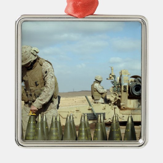 Eine US-Marine bereitet hewitternde Runden auf Feu Silbernes Ornament (Vorne)