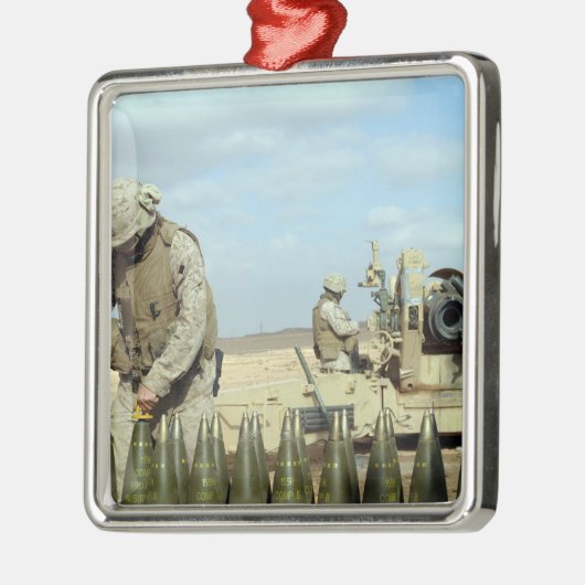 Eine US-Marine bereitet hewitternde Runden auf Feu Silbernes Ornament (Links)