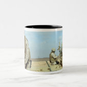 Eine US-Marine bereitet hewitternde Runden auf Feu Zweifarbige Tasse (Mittel)