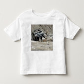 Eine US-Marine, die den Fahrer eines Humvee leitet Kleinkind T-shirt (Vorderseite)