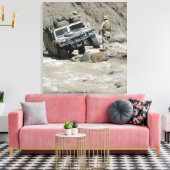 Eine US-Marine, die den Fahrer eines Humvee leitet Leinwanddruck (Insitu (Wohnzimmer))