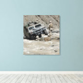 Eine US-Marine, die den Fahrer eines Humvee leitet Leinwanddruck (Insitu (Holzboden))