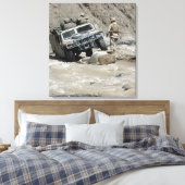 Eine US-Marine, die den Fahrer eines Humvee leitet Leinwanddruck (Insitu (Schlafzimmer))