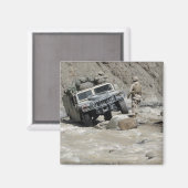 Eine US-Marine, die den Fahrer eines Humvee leitet Magnet (Vorderseite/Rückseite)