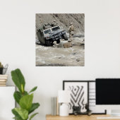 Eine US-Marine, die den Fahrer eines Humvee leitet Poster (Heimbüro)
