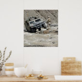 Eine US-Marine, die den Fahrer eines Humvee leitet Poster (Küche)
