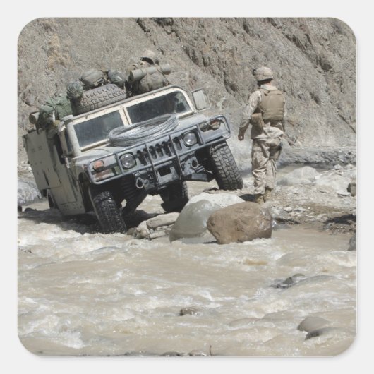 Eine US-Marine, die den Fahrer eines Humvee leitet Quadratischer Aufkleber (Vorderseite)