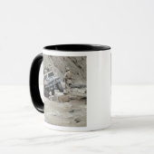 Eine US-Marine, die den Fahrer eines Humvee leitet Tasse (Vorderseite Links)