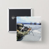 Eine US-Marine, die seine Waffe justiert Button (Vorne & Hinten)