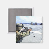 Eine US-Marine, die seine Waffe justiert Magnet (Vorderseite/Rückseite)