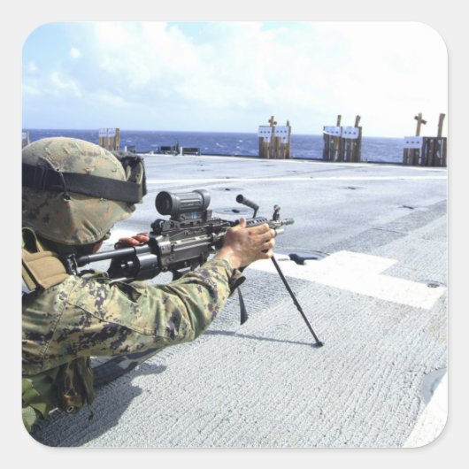 Eine US-Marine, die seine Waffe justiert Quadratischer Aufkleber (Vorderseite)