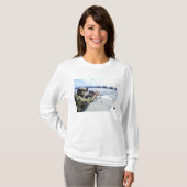 Eine US-Marine, die seine Waffe justiert T-Shirt (Vorne ganz)