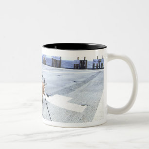 Eine US-Marine, die seine Waffe justiert Zweifarbige Tasse