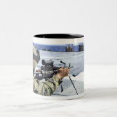 Eine US-Marine, die seine Waffe justiert Zweifarbige Tasse (Mittel)