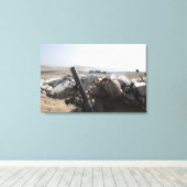 Eine US-Marine feuert einen Mörtel in Salinas, Per Leinwanddruck (Insitu (Holzboden))