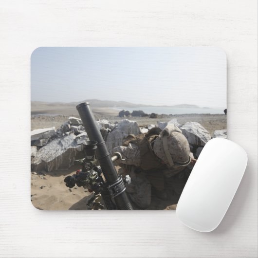 Eine US-Marine feuert einen Mörtel in Salinas, Per Mousepad (Mit Mouse)