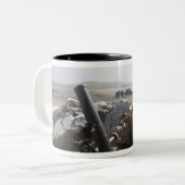 Eine US-Marine feuert einen Mörtel in Salinas, Per Zweifarbige Tasse (Vorderseite Links)