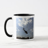 Eine US-Marine HH-60 Seahawk Tasse (Links)