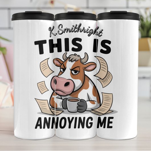 Eine verärgerte Kuh mit fliegenden Papieren Thermosbecher