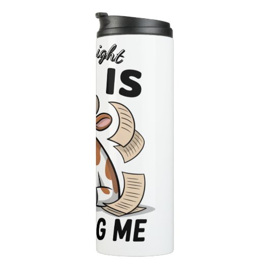 Eine verärgerte Kuh mit fliegenden Papieren Thermosbecher (Nach rechts gedreht)