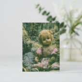Eine verlassene Puppe im Wald Postkarte (Stehend Vorderseite)