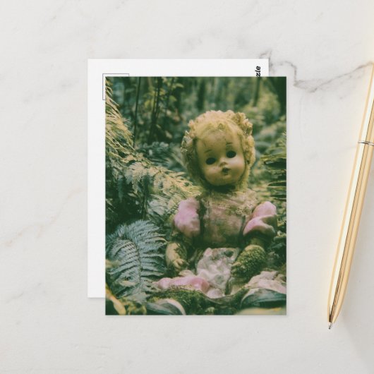 Eine verlassene Puppe im Wald Postkarte (Vorderseite/Rückseite Beispiel)