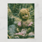 Eine verlassene Puppe im Wald Postkarte (Vorderseite)