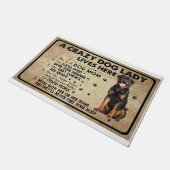 Eine verrückte Hundedame lebt hier, Hunde-Lover-Ge Fußmatte (Schrägansicht)