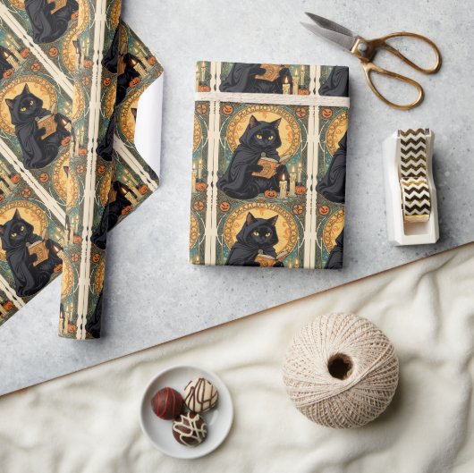 Eine vertraute schwarze Katze und Giftpilze Hallow Geschenkpapier (Kunsthandwerk)
