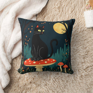 Eine vertraute schwarze Katze und Giftpilze Hallow Kissen