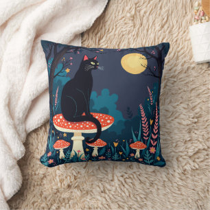 Eine vertraute schwarze Katze und Halloweentüpfelp Kissen