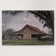 Eine verwitterte Holzhütte, umgeben von üppigem Gr