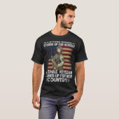 Eine Veteranenfrau unter amerikanischer Flagge Pat T-Shirt (Vorne ganz)